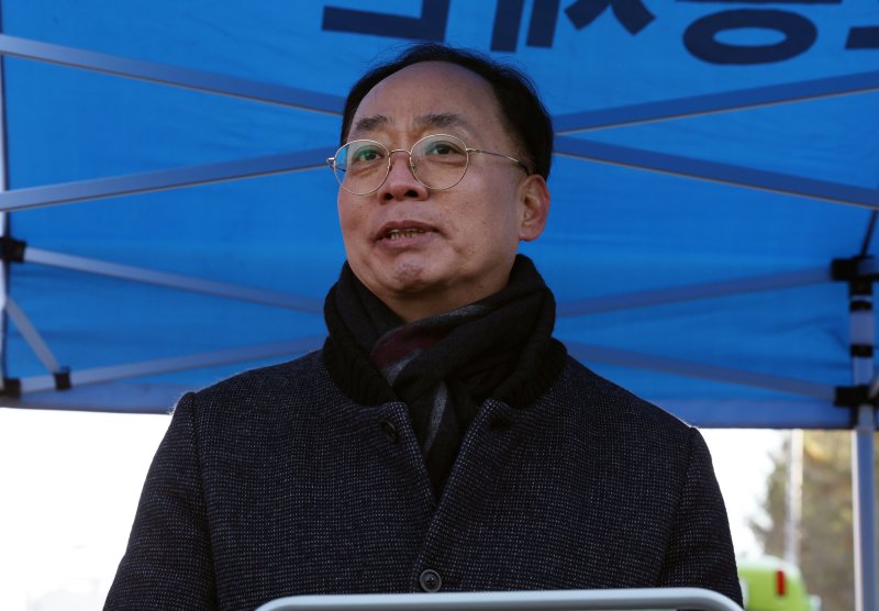 최명기 대한민국산업현장교수단 교수가 12일 광주 서구 치평동 광주대표도서관 공사 붕괴현장브리핑에서 발언하고 있다. 2025.12.12/뉴스1 ⓒ News1 박지현 기자