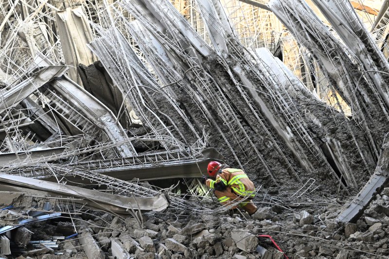 [광주=뉴시스] 이영주 기자 = 소방당국이 11일 오후 광주 서구 치평동 광주대표도서관 건설 도중 난 콘크리트 타설 작업 중 구조물 붕괴 사고 현장에서 잔해물에 매몰된 것으로 추정되는 작업자들을 수색 구조하고 있다. 2025.12.11. leeyj2578@newsis.com