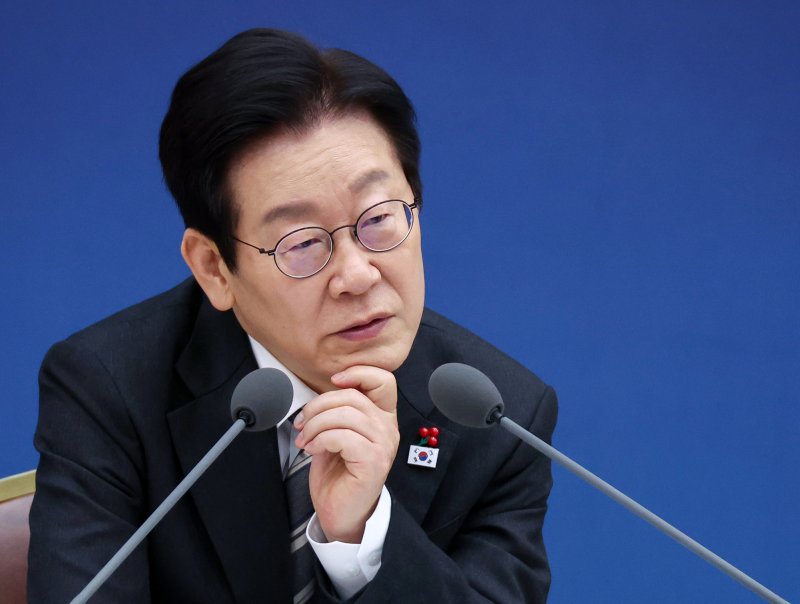 [세종=뉴시스] 최동준 기자 = 이재명 대통령이 12일 세종시 정부세종컨벤션센터에서 과학기술정보통신부·개인정보보호위원회 업무보고를 받고 있다. (대통령실통신사진기자단) 2025.12.12. photocdj@newsis.com