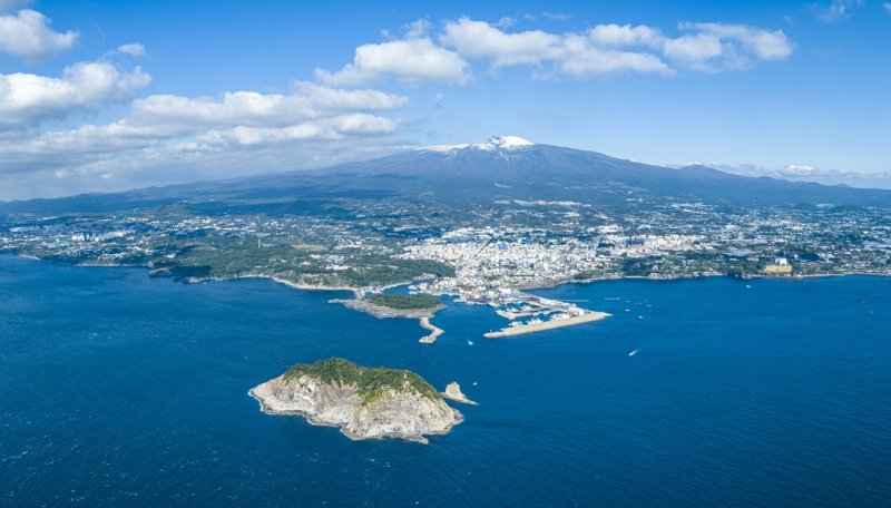 [제주=뉴시스] 임재영 기자 = 제주 서귀포시 남쪽 바다에서 바라본 전경. (사진=뉴시스 DB) ijy788@newsis.com