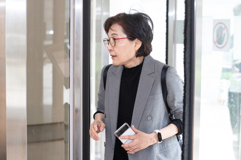 조현옥 전 대통령비서실 인사수석이 29일 서울 서초구 중앙지방법원에서 열린 '문재인 정부 블랙리스트 의혹' 직권남용권리행사방해 공판에 출석하고 있다. 2024.4.29/뉴스1 ⓒ News1 유승관 기자