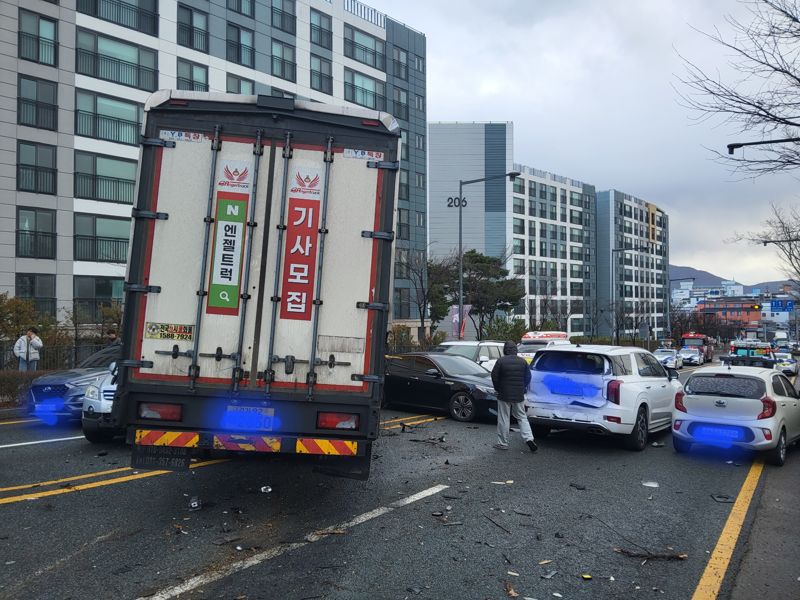 울산 서동로텨리 12중 추돌사고 현장
