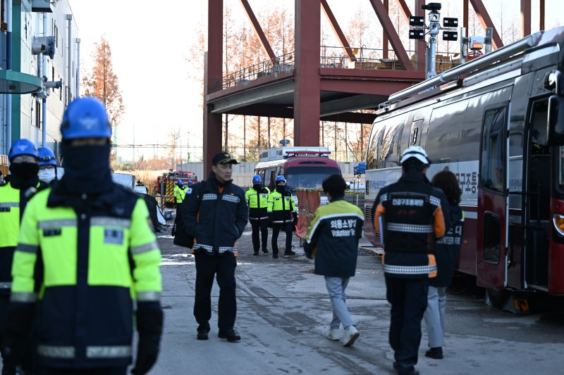 [광주=뉴시스] 이현행 기자 = 광주대표도서관 붕괴사고 이틀째인 12일 오전 광주 서구 치평동 광주대표도서관 공사현장에 배치된 소방과 경찰 인력이 분주하다. 2025.12.12. lhh@newsis.com
