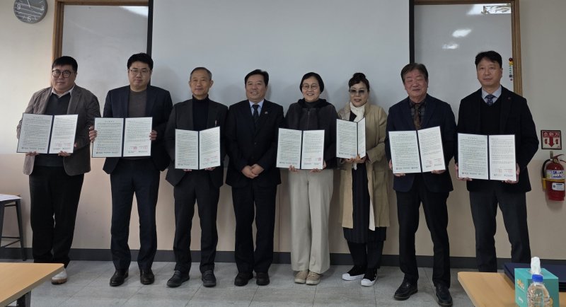 [창원=뉴시스]12일 오전 경남도 위탁기관인 경상남도광역정신건강복지센터에서 '2026년 경상남도 권역별 정신응급 당직의료기관'으로 지정된 6개 병원과 업무협약식이 열리고 있다.(사진=경남도 제공) 2025.12.12. photo@newsis.com