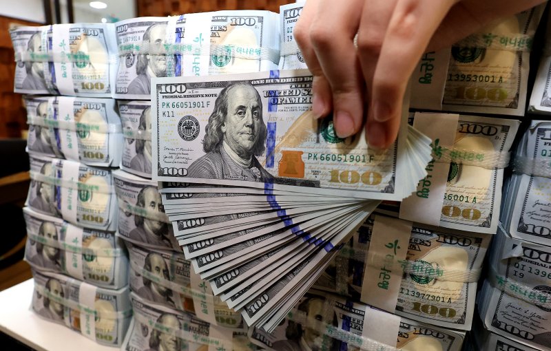 서울 중구 하나은행 위변조대응센터에서 은행 관계자가 달러화를 정리하는 모습. 2025.12.3/뉴스1 ⓒ News1 이호윤 기자