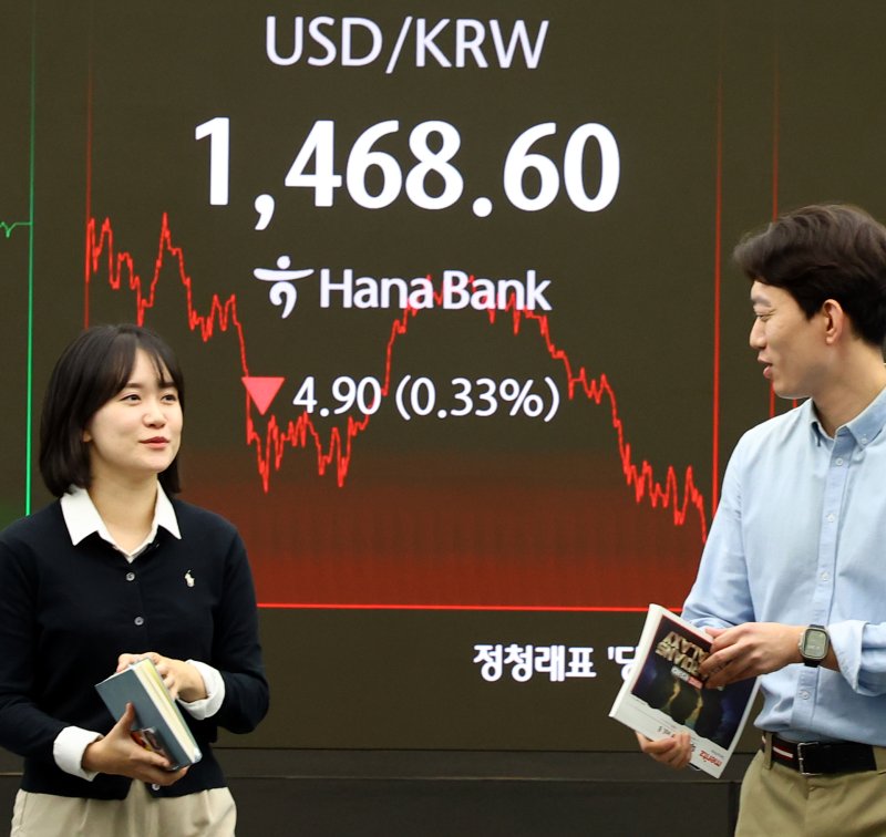 [서울=뉴시스] 박주성 기자 = 5일 오후 서울 중구 하나은행 딜링룸에서 딜러들이 업무를 하고 있다.서울 외환시장에서 원·달러 환율은 전 거래일(1473.5원)보다 4.7원 내린 1468.8원에 주간 거래를 마감했다. 2025.12.05. park7691@newsis.com