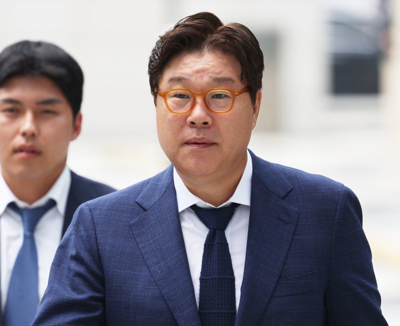 [수원=뉴시스] 김종택 기자 = 불법 대북송금과 뇌물 공여 혐의 등으로 기소된 김성태 전 쌍방울 그룹 회장이 12일 경기도 수원시 영통구 수원지방법원에서 열린 1심 선고 공판에 출석하고 있다. (공동취재) 2024.07.12. photo@newsis.com