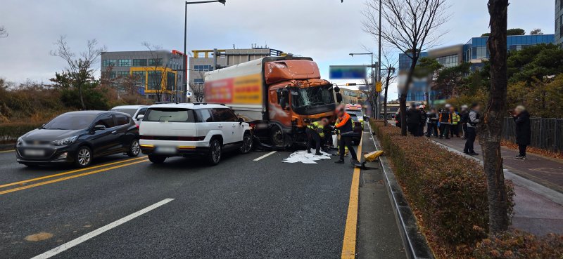 [울산=뉴시스] 구미현 기자 = 12일 오전 9시 3분께 울산 중구 달빛로 서동로터리 인근에서 3.5t 윙바디 트럭이 승용차와 스포츠유틸리티차(SUV) 등을 들이받았다. (사진=울산경찰청 제공) 2025.12.12. photo@newsis.com *재판매 및 DB 금지