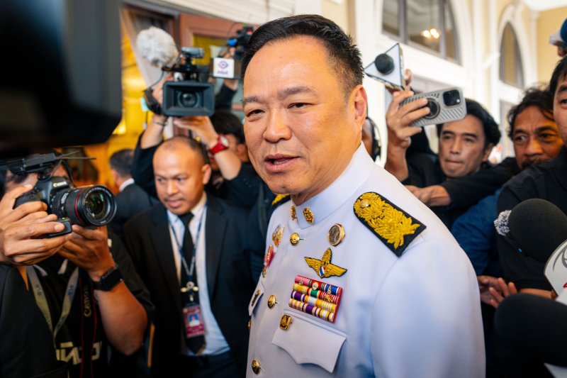 아누틴 찬위라꾼 태국 총리가 12일 수도 방콕에서 기자들과 대화하고 있다.AP연합뉴스