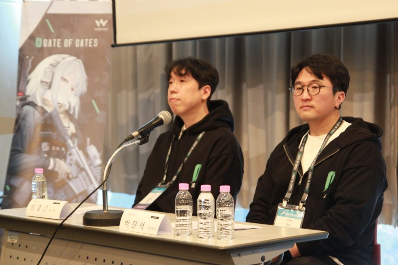 웹젠 '게이트 오브 게이츠'를 개발한 리트레일의 정명근 아트 디렉터(AD)와 박찬혁 기획팀장이 14일 부산 벡스코 제1전시장에서 열린 합동 인터뷰에서 질문에 답하고 있다.2025.11.14/뉴스1 ⓒ News1 김민재 기자