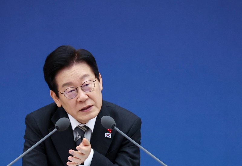 [세종=뉴시스] 최동준 기자 = 이재명 대통령이 12일 세종시 정부세종컨벤션센터에서 열린 과학기술정보통신부·개인정보보호위원회 업무보고에서 발언하고 있다. (대통령실통신사진기자단) 2025.12.12. photocdj@newsis.com