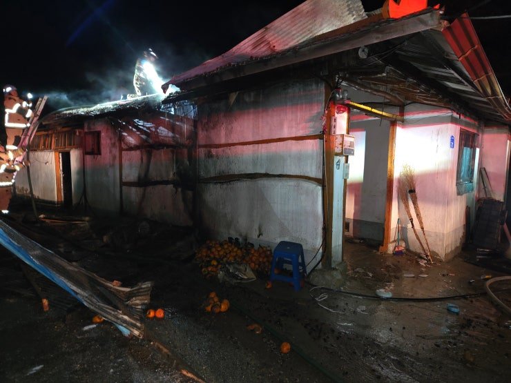 [홍성=뉴시스] 12일 오전 4시44분께 충남 홍성군 구항면 오봉리의 한 단독주택에서 불이 나 35분 만에 진화됐다. (사진=홍성소방서 제공) 2025.12.12. photo@newsis.com *재판매 및 DB 금지