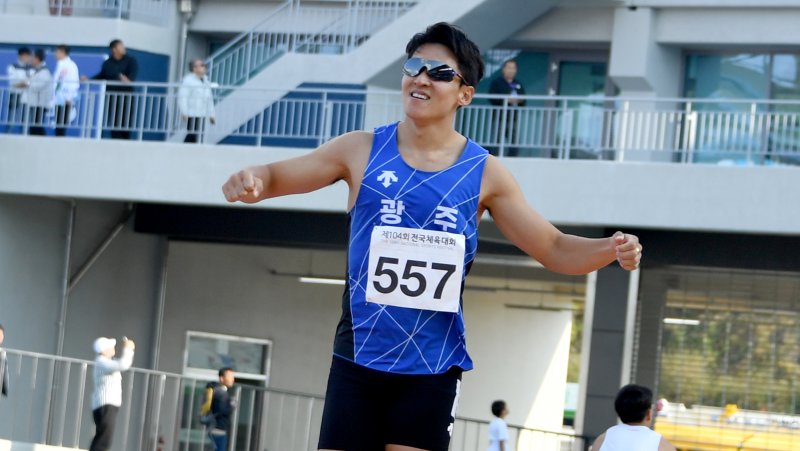 [목포=뉴시스] 류형근 기자 = 지난 2023년 10월15일 오후 전남 목포시 목포종합경기장에서 열린 104회 전국체육대회 육상 100m 남자 일반부 결승경기, 광주 김국영(광주시청)이 10초 35의 기록으로 1위를 차지한 뒤 기뻐하고 있다. 2023.10.15. hgryu77@newsis.com