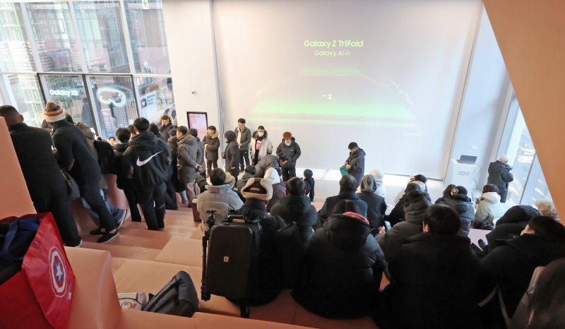 갤럭시 Z 트라이폴드가 출시된 12일 오전 서울 서초구 삼성 강남을 찾은 방문객들이 제품을 구매하기 위해 대기하고 있다. 2025.12.12/뉴스1 ⓒ News1 장수영 기자