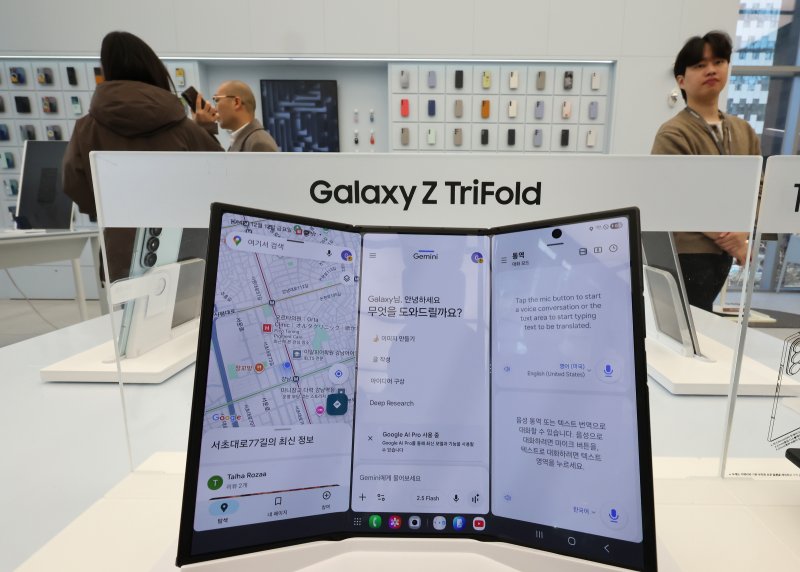갤럭시 Z 트라이폴드가 출시된 12일 오전 서울 서초구 삼성 강남에 제품이 전시돼 있다. 2025.12.12/뉴스1 ⓒ News1 장수영 기자