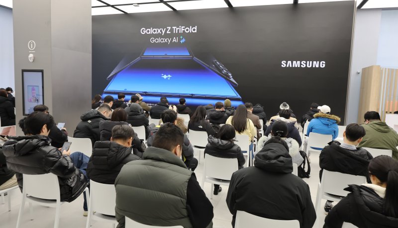 갤럭시 Z 트라이폴드가 출시된 12일 오전 서울 서초구 삼성 강남을 찾은 방문객들이 제품을 구매하기 위해 대기하고 있다. 2025.12.12/뉴스1 ⓒ News1 장수영 기자