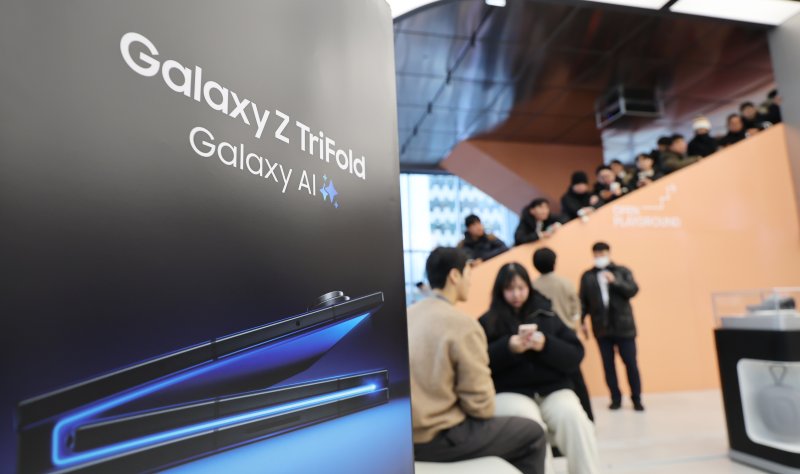 갤럭시 Z 트라이폴드가 출시된 12일 오전 서울 서초구 삼성 강남을 찾은 방문객들이 제품을 구매하기 위해 대기하고 있다. 2025.12.12/뉴스1 ⓒ News1 장수영 기자