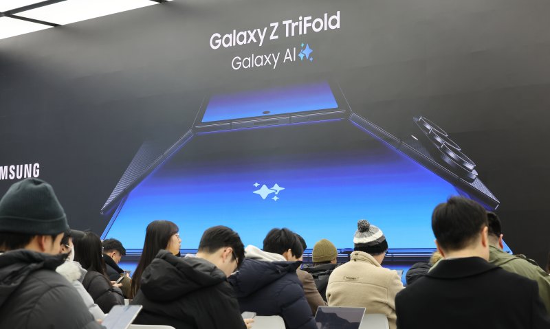 갤럭시 Z 트라이폴드가 출시된 12일 오전 서울 서초구 삼성 강남을 찾은 방문객들이 제품을 구매하기 위해 대기하고 있다. 2025.12.12/뉴스1 ⓒ News1 장수영 기자
