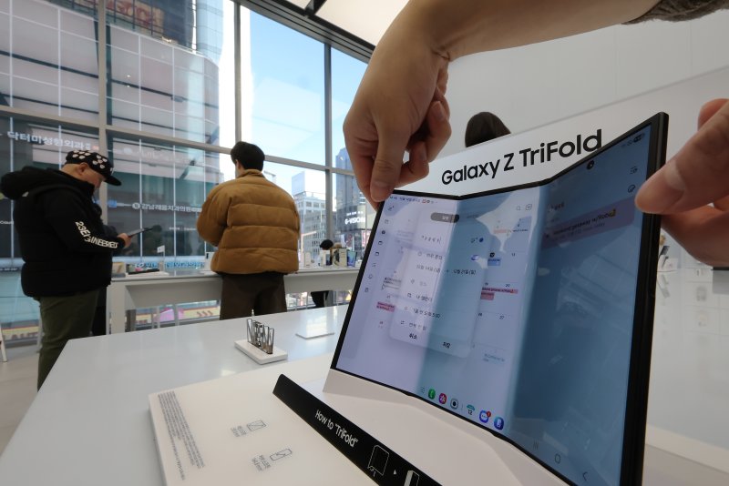 갤럭시 Z 트라이폴드가 출시된 12일 오전 서울 서초구 삼성 강남에 제품이 전시돼 있다. 2025.12.12/뉴스1 ⓒ News1 장수영 기자