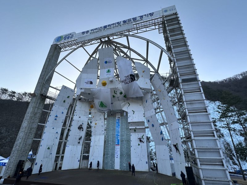 청송군 아이스클라이밍 월드컵 경기장에서 열린 '2024 노스페이스컵 청송 전국 아이스클라이밍 선수권대회'에서 선수들이 경기벽을 오르고 있다. (사진= 대한산악연맹 제공) *재판매 및 DB 금지