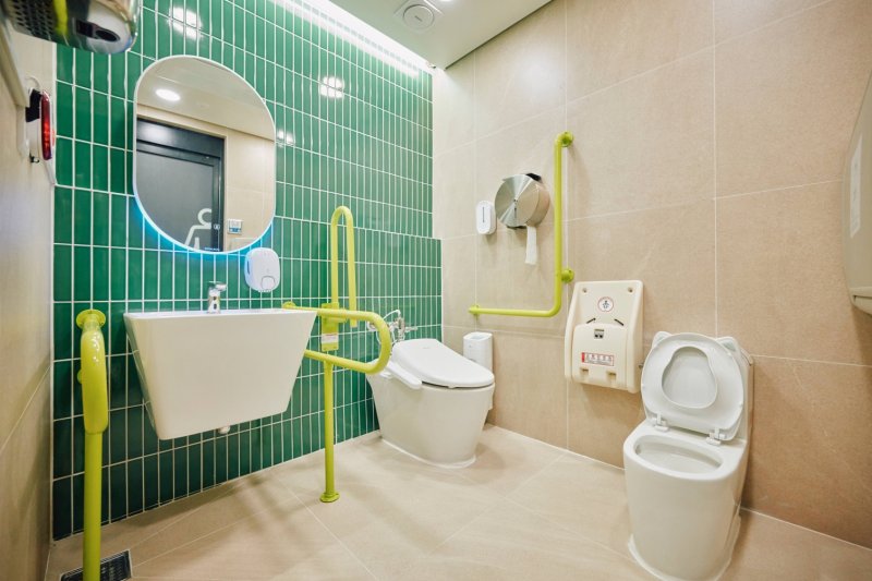 [서울=뉴시스] 도산공원 화장실 내부. 2025.12.12. (사진=강남구 제공) *재판매 및 DB 금지