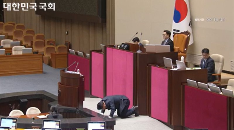 국민의힘 송석준 의원이 12일 국회에서 열린 12월 임시국회 1차 본회의에서 형사소송법 일부개정법률안에 대한 무제한 토론(필리버스터)을 시작하며 "토론하기 전에 국민께 큰절로 사죄의 마음을 표하겠다"며 큰절하고 있다. [국회방송 제공. 재판매 및 DB 금지] 연합뉴스