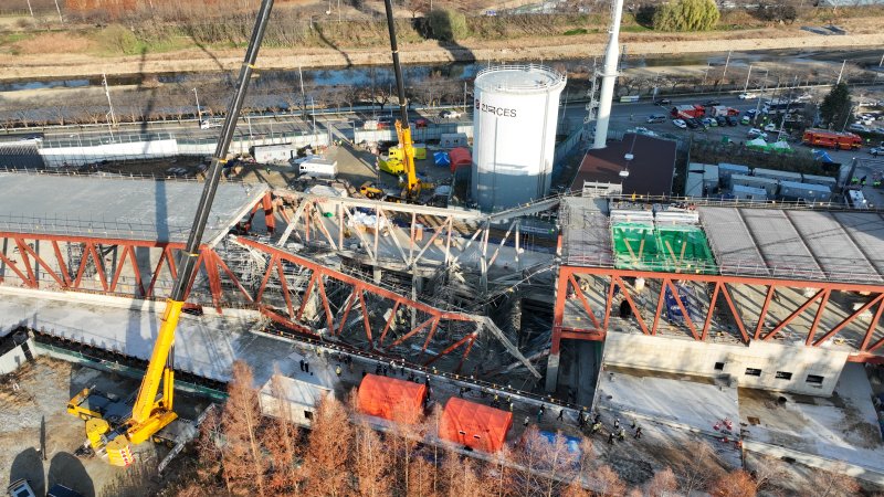 12일 오전 광주 서구 치평동(상무지구)의 광주대표도서관 공사 현장에서 레미콘 타설 중 붕괴 사고로 매몰된 작업자 2명에 대해 이틀째 수색작업을 진행하고 있다.(광주소방 제공. 재판매 및 DB 금지) 2025.12.12/뉴스1 ⓒ News1 박지현 기자