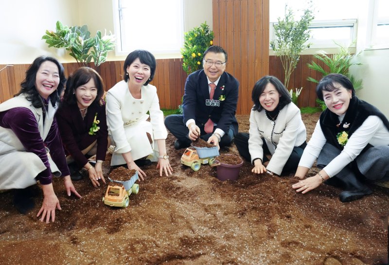 [서울=뉴시스] 중랑구, 중랑실내놀이터 5호점 ‘손끝놀이터’ 개관. 2025.12.12. (사진=중랑구 제공) *재판매 및 DB 금지