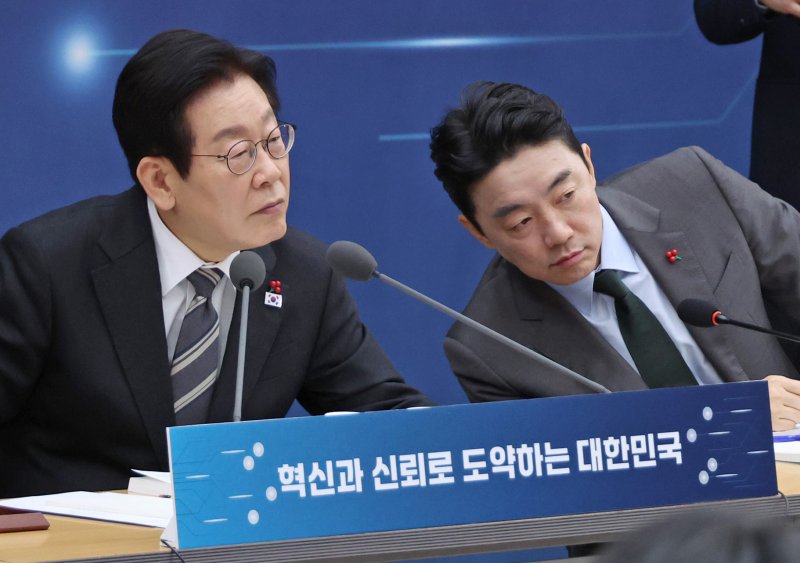 [세종=뉴시스] 최동준 기자 = 이재명 대통령이 12일 세종시 정부세종컨벤션센터에서 과학기술정보통신부·개인정보보호위원회 업무보고를 받고 있다. (대통령실통신사진기자단) 2025.12.12. photocdj@newsis.com