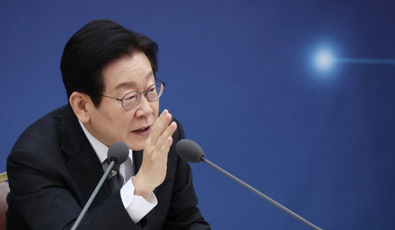 [세종=뉴시스] 최동준 기자 = 이재명 대통령이 12일 세종시 정부세종컨벤션센터에서 열린 과학기술정보통신부·개인정보보호위원회 업무보고에서 발언하고 있다. (대통령실통신사진기자단) 2025.12.12. photocdj@newsis.com