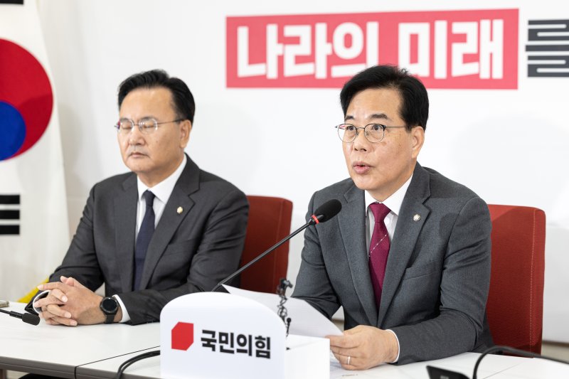 송언석 국민의힘 원내대표가 12일 서울 여의도 국회에서 열린 기자간담회에서 발언하고 있다. 뉴스1