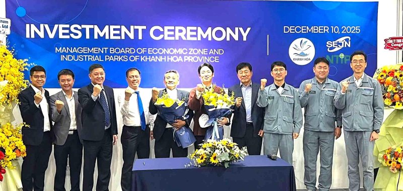 [울산=뉴시스] 좌측부터 3번째 탄옌그룹 찌 회장, 칸호아성 경제구역및산업단지경영위원회 치엔 위원장, 닌뚜이산업단지 니아 대표, 세진중공업 윤지원 부사장, 세진중공업 최양환 대표이사, HD현대베트남조선소 진상호 법인장(전무). (사진=세진중공업 제공) 2025.12.12. photo@newsis.com *재판매 및 DB 금지