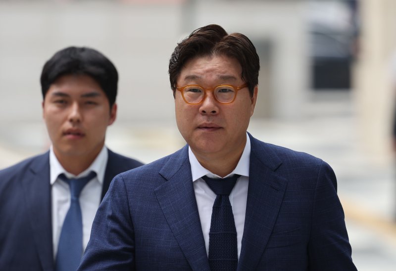 대북송금 관련 혐의로 기소된 김성태 전 쌍방울그룹 회장이 지난해 7월 12일 오후 경기 수원시 영통구 수원지방법원에서 열린 선고 공판에 출석하고 있다. (자료사진) (공동취재) 2024.7.12/뉴스1 ⓒ News1 김영운 기자