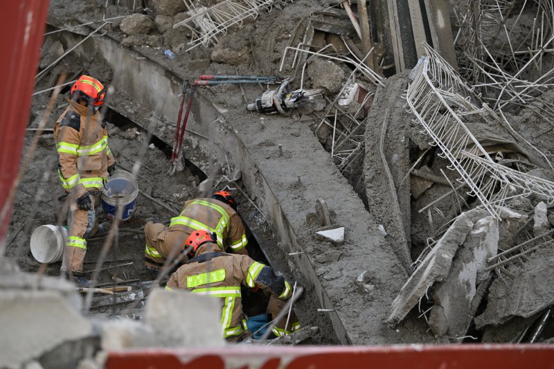 [광주=뉴시스] 이영주 기자 = 소방 당국이 11일 오후 광주 서구 치평동 광주대표도서관 건설 도중 난 콘크리트 타설 작업 중 구조물 붕괴 사고 현장에서 잔해물에 매몰된 것으로 추정되는 작업자들을 수색 구조하고 있다. 2025.12.11. leeyj2578@newsis.com