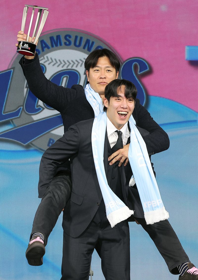 삼성 라이온즈 강민호와 원태인이 1일 서울 광진구 그랜드 워커힐 호텔에서 열린 한국프로야구선수협회 '2025 컴투스프로야구 리얼글러브 어워드'에서 베스트 배터리상을 수상한 후 기념 촬영을 하고 있다. 리얼글러브 어워드는 KBO리그 포지션별 최고의 '수비수'를 선정하는 시상식으로 선수들이 직접 투표해 수상자를 가린다. 2025.12.1/뉴스1 ⓒ News1 김진환 기자