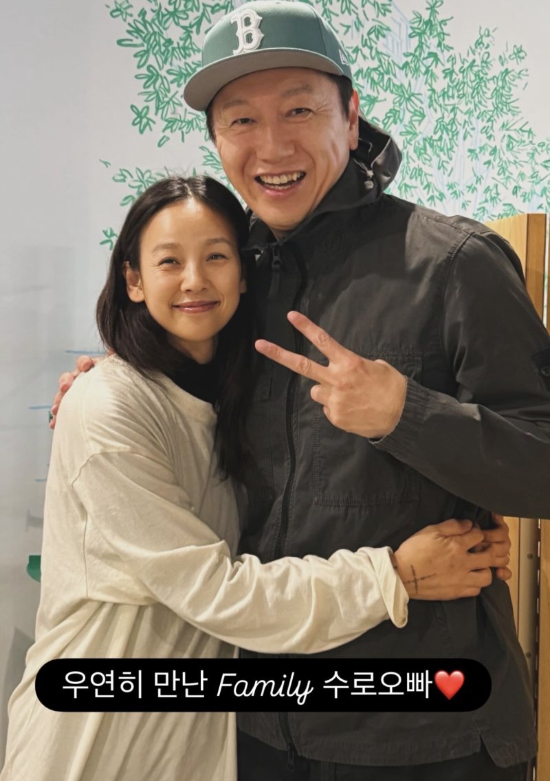 이효리, 김수로 안고서 활짝 "우연히 만난 패밀리"