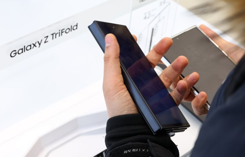 [서울=뉴시스] 최진석 기자 = 두 번 접는 '갤럭시 Z 트라이폴드'의 국내 판매가 시작된 12일 서울 서초구 삼성 강남에 고객이 갤럭시 Z 트라이폴드를 살펴보고 있다. 갤럭시 Z 트라이폴드는 펼치면 253㎜(10형)의 대화면이 나타나고, 접으면 164.8㎜(6.5형)의 휴대성 높은 바(Bar) 타입 화면을 지원하는 새로운 형태의 스마트폰이다. 2025.12.12. myjs@newsis.com