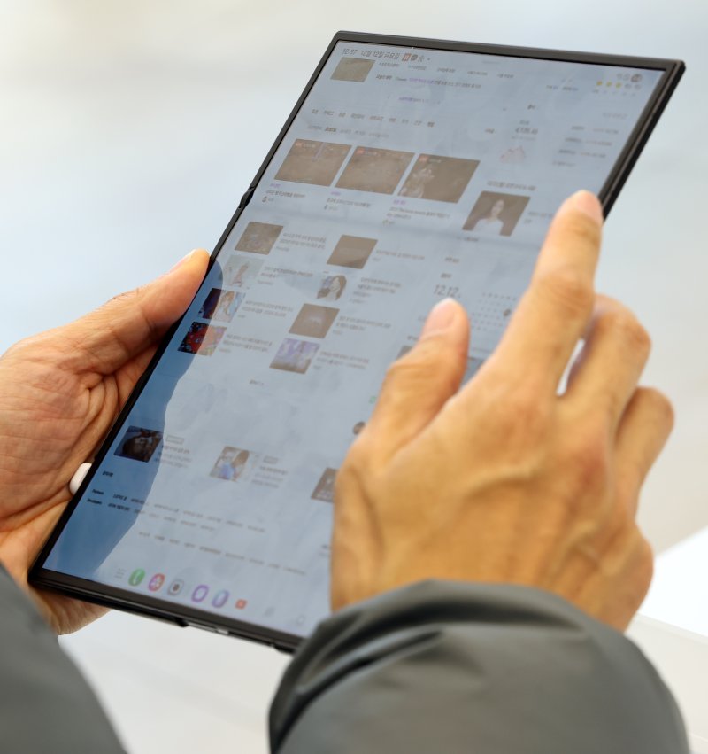 [서울=뉴시스] 최진석 기자 = 두 번 접는 '갤럭시 Z 트라이폴드'의 국내 판매가 시작된 12일 서울 서초구 삼성 강남에서 고객이 갤럭시 Z 트라이폴드 대화면을 펼쳐보고 있다. 갤럭시 Z 트라이폴드는 펼치면 253㎜(10형)의 대화면이 나타나고, 접으면 164.8㎜(6.5형)의 휴대성 높은 바(Bar) 타입 화면을 지원하는 새로운 형태의 스마트폰이다. 2025.12.12. myjs@newsis.com