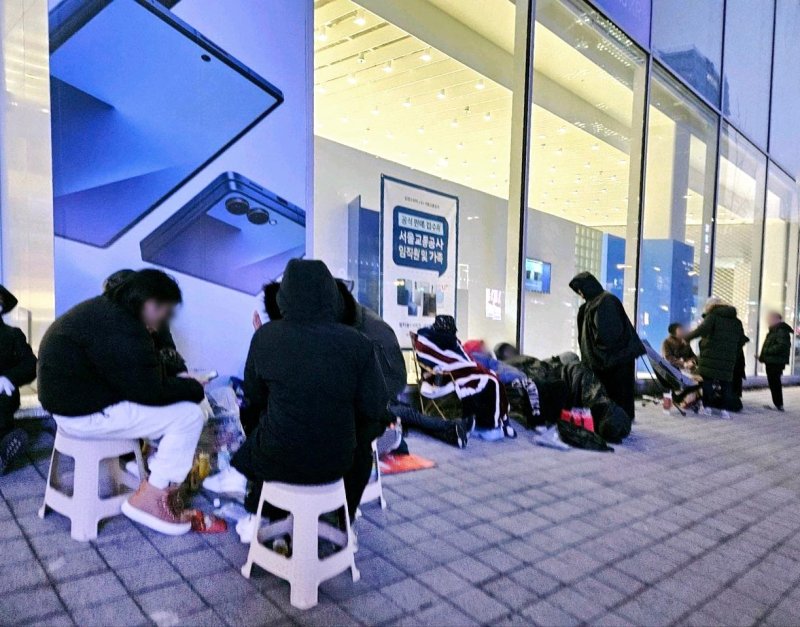 [서울=뉴시스] 갤럭시 Z 트라이폴드 국내 공식 출시일인 12일 서울 삼성스토어 홍대 매장 앞에서 고객들이 갤럭시 Z 트라이폴드 구매를 위해 대기하고 있다. (사진=삼성전자 제공) 2025.12.12. photo@newsis.com *재판매 및 DB 금지