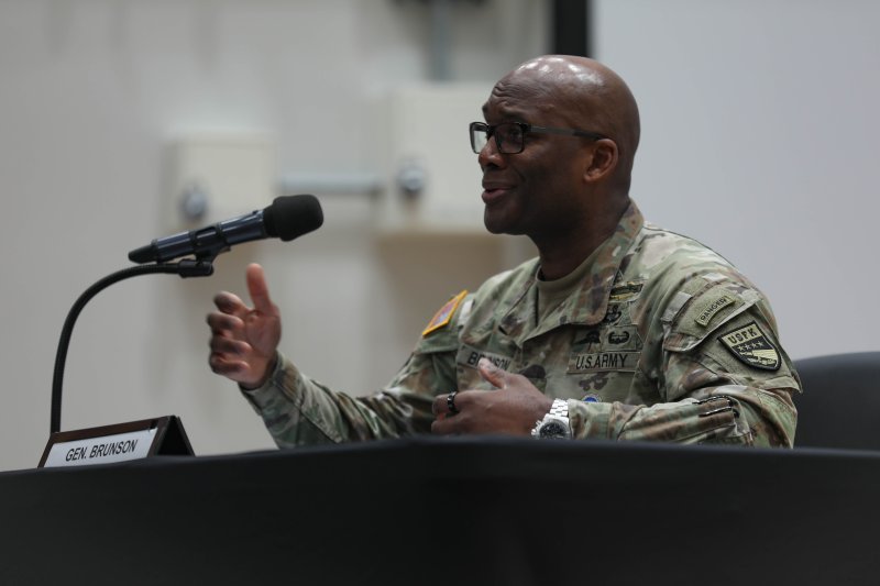 [서울=뉴시스] 제이비어 브런슨 주한미군사령관이 지난 8일 경기 평택시 캠프 험프리스에서 열린 국방부 기자간담회에서 기자들의 질문에 답하고 있다. (사진=주한미군사령부 제공) 2025.08.10. photo@newsis.com *재판매 및 DB 금지