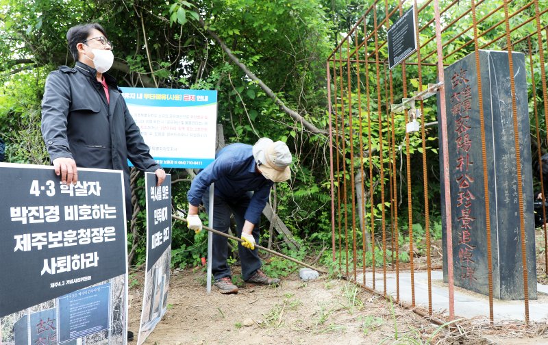 20일 오후 제주시 연동 박진경 대령 추도비에 설치된 '역사의 감옥에 가두다'라는 이름의 감옥 조형물이 강제 철거되고 있다. 박진경 대령은 1948년 제주4·3 당시 조선경비대 제9연대장으로 부임한 뒤 제주도민을 상대로 초토화 작전 등 무차별적인 강경진압작전을 주도한 인물이다.2022.5.20/뉴스1 ⓒ News1 오미란 기자