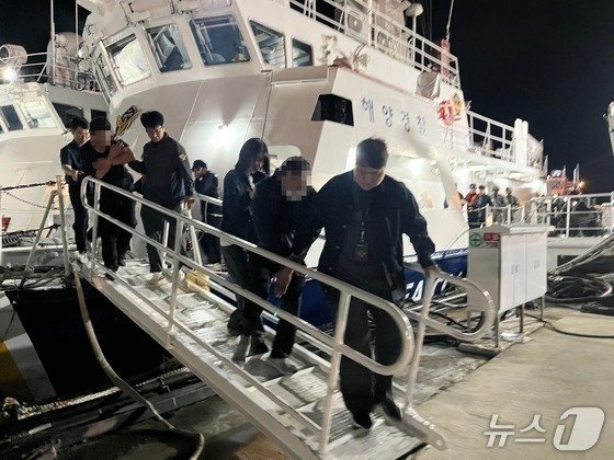 태안해경이 지난 10월 6일 가의도 북방 2해리 인근 해상에서 밀입국 의심 선박을 검거한 뒤 배에 타고 있던 중국인 8명을 압송 중인 모습.(태안해경 제공. 재판매 및 DB금지) / 뉴스1