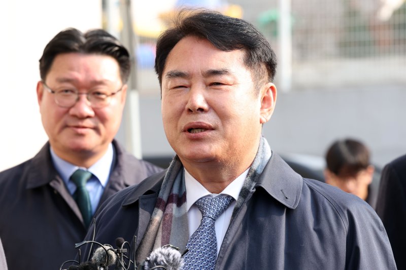 이정선 광주시교육감이 11일 오전 광주 동구 지방법원에서 열리는 사전구속영장 실질심사에 출석하기 전 발언하고 있다. 이 교육감은 지난 2022년 신임 감사관 임용 절차에 개입한(직권남용 권리행사) 혐의를 받고 있다. 2025.12.11/뉴스1 ⓒ News1 이승현 기자