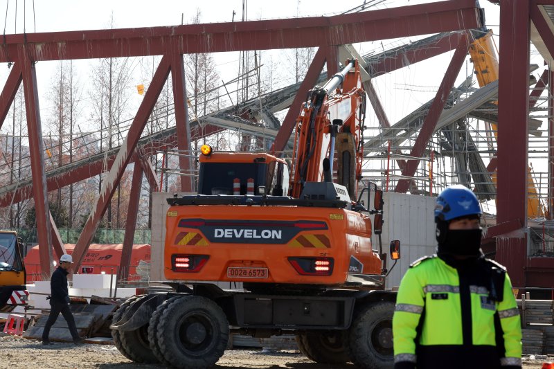12일 오후 광주 서구 치평동(상무지구)의 광주대표도서관 공사 현장에서 레미콘 타설 중 붕괴 사고로 구조물 안정화와 보강작업이 진행되고 있다. 2025.12.12/뉴스1 ⓒ News1 박지현 기자