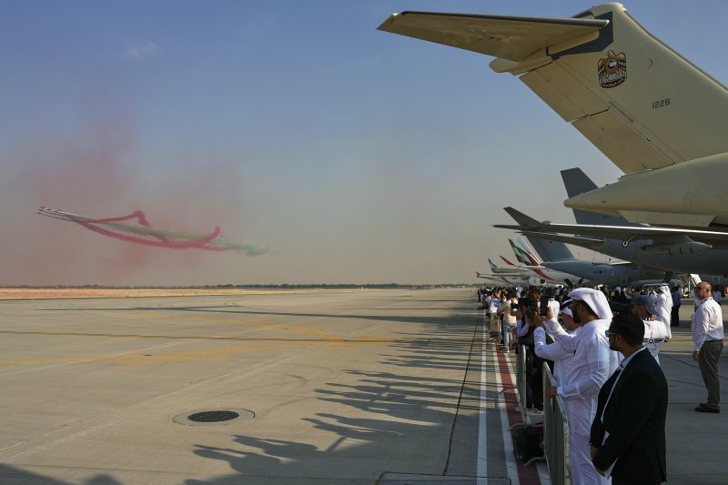 [두바이=AP/뉴시스] 지난달 18일 아랍에미리트(UAE) 두바이 에어쇼에서 관람객들이 UAE 공군 곡예비행팀 ‘푸르산 알 에마라트’의 비행 모습을 촬영하고 있다. ‘푸르산 알 에마라트'는 7개 에미리트(연방 7개 토후국)를 상징해 7대의 제트기로 구성돼 있다. 2025.12.12.