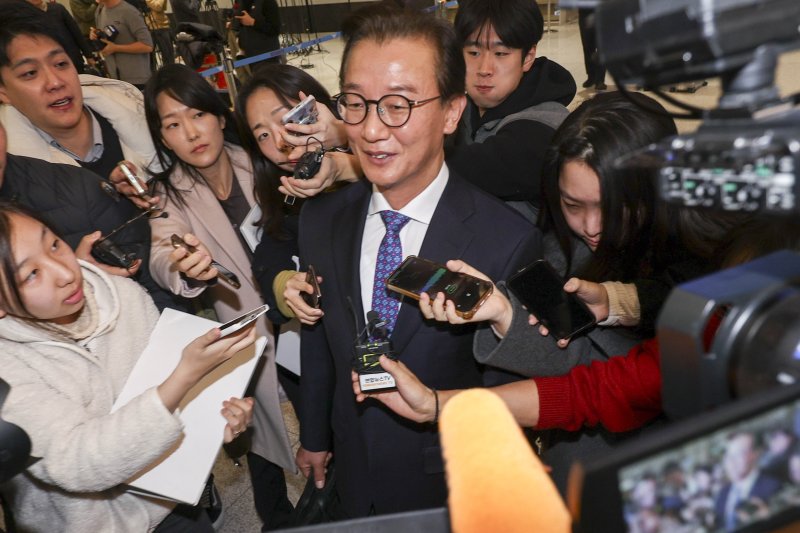 통일교로부터 금품을 수수했다는 의혹이 제기된 전재수 해양수산부 장관이 11일 오전 'UN해양총회' 유치 활동을 마친 후 인천국제공항 제2여객터미널을 통해 귀국해 입장을 밝힌 후 공항을 빠져나가고 있다. 윤영호 전 통일교 세계본부장은 지난 2018년에서 2020년 당시 전재수 의원에게 수천만원이 담긴 현금 상자와 명품 시계 2점을 전달했다고 김건희 국정농단 특검에 진술한 것으로 알려졌다. (공동취재) 2025.12.11/뉴스1 ⓒ News1 김성진 기자