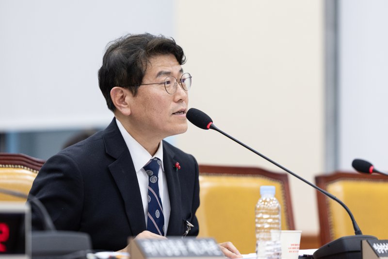 류신환 방송미디어통신위원회 위원장 직무대행이 10일 서울 여의도 국회에서 열린 제430회국회(임시회) 과학기술정보방송통신위원회 제1차 전체회의에서 발언하고 있다. 뉴스1