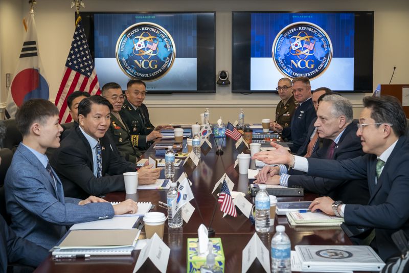 12일 한미는 제5차 NCG 공동언론성명을 발표했다. 김홍철 대한민국 국방부 국방정책실장(왼쪽에서 두 번째) 과 로버트 수퍼(Robert Soofer) 미합중국 전쟁부 핵억제·화생방어 정책 및 프로그램 수석부차관보대행(오른쪽에서 두 번째) 등 한미 대표단이 제5차 NCG 회의를 진행하고 있다. 국방부 제공