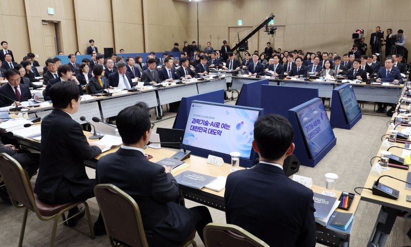 [세종=뉴시스] 최동준 기자 = 이재명 대통령이 12일 세종시 정부세종컨벤션센터에서 열린 과학기술정보통신부·개인정보보호위원회 업무보고에서 발언하고 있다. (대통령실통신사진기자단) 2025.12.12. photocdj@newsis.com