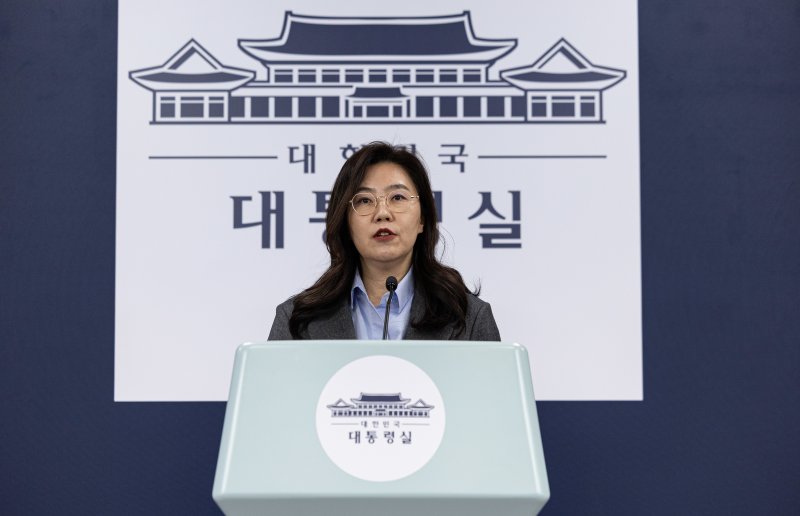강유정 대통령실 대변인이 12일 서울 용산 대통령실 청사에서 캄보디아 스캠 범죄 대응 성과 관련 브리핑을 하고 있다. 2025.12.12/뉴스1 ⓒ News1 이재명 기자